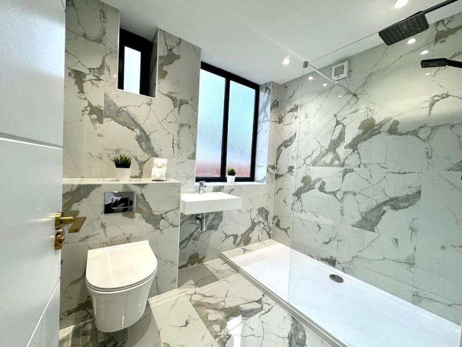 Massive 3 Bedroom - Ground Floor - Near The Beach! Bournemouth Bagian luar foto